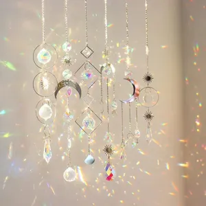 Detailansicht von Kristall-Sonnenfängern, die Regenbogen-Lichtreflexe an die Wand zaubern