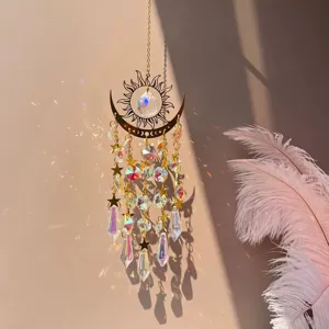 Bellissimo acchiappasole in cristallo dorato con design sole e luna che proietta luci arcobaleno