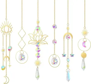 Detailansicht von sechs Kristall-Sonnenfängern mit Goldmetall-Sonne-Mond-Lotus-Motiven