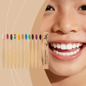 Enfant souriant avec des dents saines à côté de brosses à dents écologiques en bambou