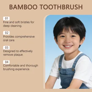 Enfant souriant aux dents saines à côté des atouts de la brosse à dents en bambou