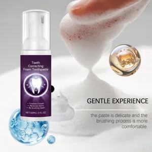 Nahaufnahme von sanfter Zahnpasta-Mousse mit dichter Schaumstruktur und 60-ml-Flasche