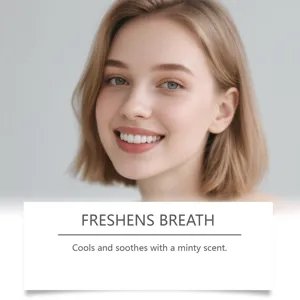 Femme souriante montrant des dents blanches pour une poudre dentaire rafraîchissante