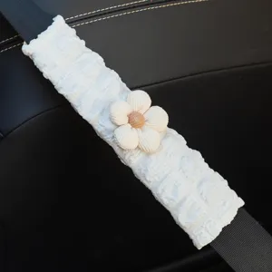 Detailansicht der weißen, gerafften Gurtpolster mit süßer beiger Blume