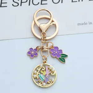 Vue détaillée de charms sur le thème de l'océan sur un porte-clés doré et perles