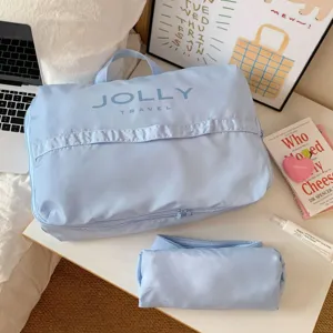 Bolsa de almacenamiento de viaje azul claro con logo Jolly Travel en ambiente hogareño
