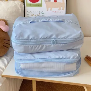 Primer plano de bolsas de almacenamiento de viaje azul claro con diseño de malla y cremallera