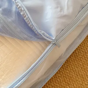 Primer plano detallado de bolsa de viaje de malla azul claro con cierre de cremallera suave