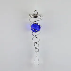 Detail van roestvrijstalen spiraalvormige windgong met een blauwe kristallen bol en hanger.