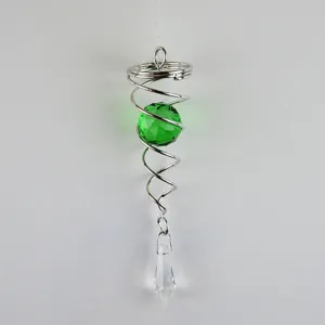 Detail van spiraalwindgongstaart met groene kristallen bol en prisma-hanger