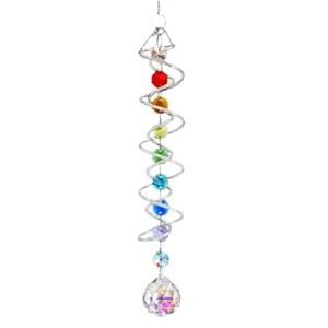 Vista dettagliata di perle di cristallo arcobaleno sfaccettate e spirale in argento.