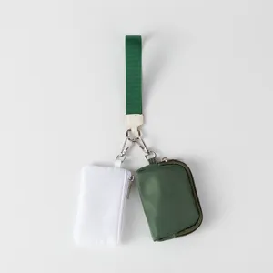 Vista detallada de la mini pulsera de doble bolsa con bolsas de nailon verde y blanco