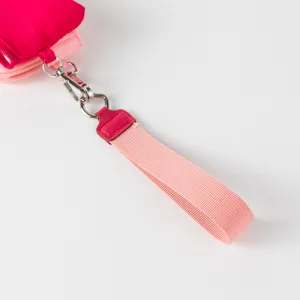 Primer plano detallado de la correa de muñeca rosa y el clip metálico en un mini bolso