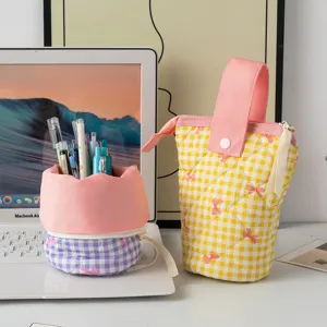 Détail de la trousse à crayons matelassée grande capacité avec motifs de nœuds pour élèves