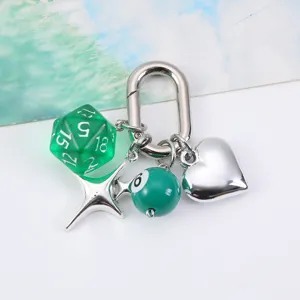Portachiavi con dado poliedrico verde, palla da biliardo, cuore e stella d'argento