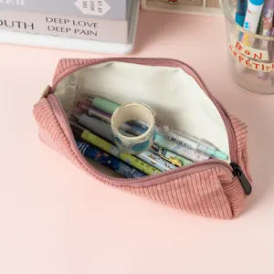 Vue détaillée de l'intérieur d'une trousse en velours côtelé rose
