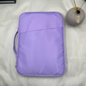 Vorderansicht einer minimalistischen lila iPad-Hülle auf weichem Stoffhintergrund.