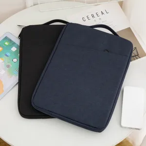 Schützende Laptop- und Tablet-Hüllen in Schwarz und Navyblau auf einem weißen Tisch