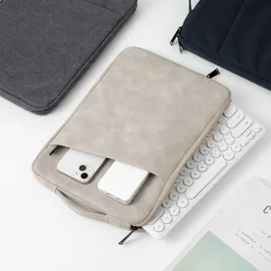 Detailansicht der Laptop-Hülle mit Stauraum für Tastatur, Smartphone und Powerbank.
