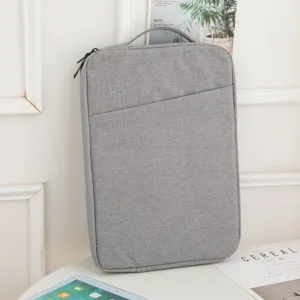 Detailansicht einer grauen Laptoptasche mit Tragegriff und praktischer Fronttasche