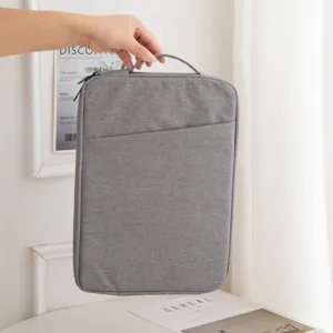 Detailansicht der tragbaren grauen Laptoptasche mit Handgriff und Reißverschlussfach vorne