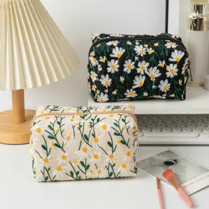 Detaillierte Nahaufnahme von Canvas-Kosmetiktaschen mit Gänseblümchen-Stickerei für Make-up