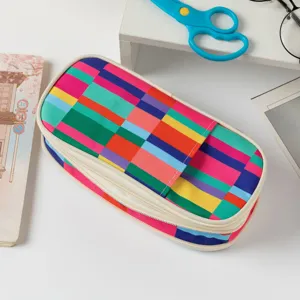 Λεπτομέρεια από ψηλά πολύχρωμης καρό κασετίνας με διπλό φερμουάρ και επίπεδα