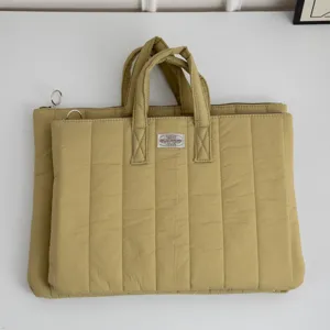 Detailansicht des gesteppten Laptop-Taschen-Sets mit Griffen und Stoßschutzdesign