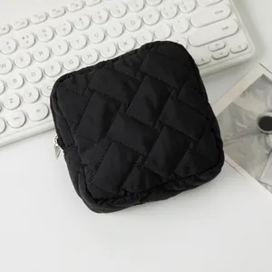 Detailaufnahme einer schwarzen gesteppten Kosmetik-Tasche mit Reißverschluss