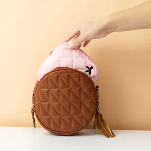 Roze gewatteerd zakje voor maandverband dat in een cirkelvormige tas gaat
