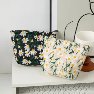 Detailansicht von zwei Canvas-Kosmetiktaschen mit schöner Gänseblümchen-Stickerei in Beige