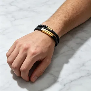 Gros plan détaillé du bracelet multicouche en cuir et perles pour hommes avec plaque.
