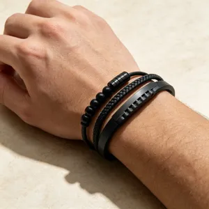 Bracelet en cuir multicouche pour homme avec perles noires et plaque en métal.