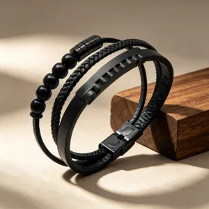 Gros plan détaillé d'un bracelet pour homme multicouche en cuir noir et perles en acier.