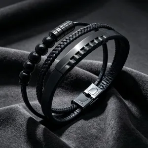 Bracelet multicouche pour homme en cuir, perles noires, cordon tressé et détails en acier.