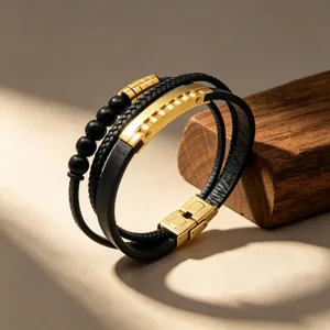 Bracelet tressé en cuir multicouche pour homme avec perles noires et pendentif en acier inox.