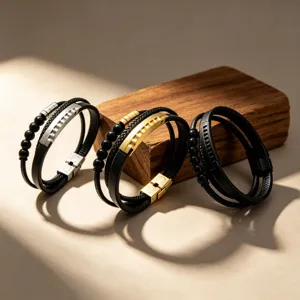 Bracelet multicouche en cuir tressé pour homme avec perles noires et détails en acier inoxydable.