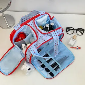 Detailansicht der blauen Kulturbeutel mit Herzmuster und Fächern für Make-up-Pinsel