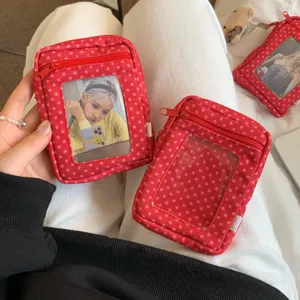 Detailansicht der roten Retro-Münzbörse mit Punkten und transparentem Fach für Fotokarten