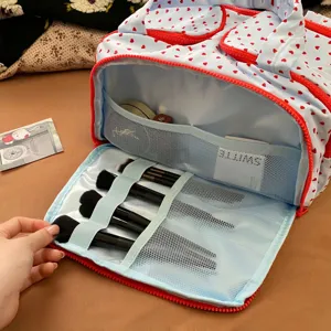 Nahaufnahme der Kosmetiktasche mit Herzmuster, Netztaschen und elastischen Pinselfächern