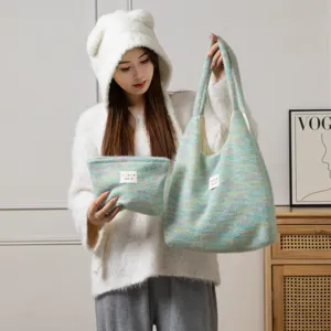 Süße mehrfarbige Plüsch-Strick-Tragetasche und passende Tasche, von einem Model präsentiert
