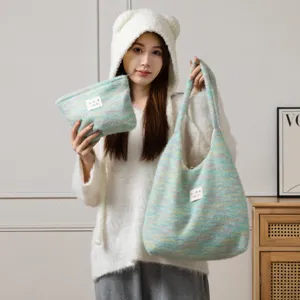 Asiatisches Modell mit flauschiger Regenbogen-Stricktasche und passender Kosmetiktasche