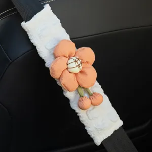 Nahaufnahme eines weißen Auto-Sicherheitsgurtbezugs mit süßer oranger Blumenverzierung