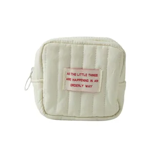 Minimalistische cremefarbene gesteppte quadratische Tasche für Münzen und Make-up-Produkte.