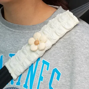 Weiches Autogurt-Schulterpolster mit niedlicher Blumenverzierung aus Bubble-Stoff