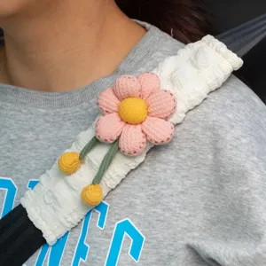Detailansicht eines weichen Plüsch-Blumen-Schulterpolsters für Sicherheitsgurte im Auto