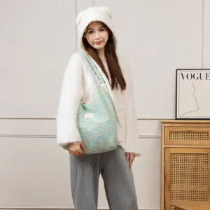 Asiatisches Model mit einer bunten flauschigen Strick-Tote-Bag im Innenraum