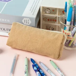 Vue macro détaillée de la texture du velours côtelé kaki et de l'éclair de la trousse