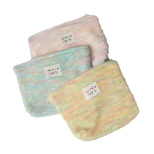 Set di tre borse per cosmetici arcobaleno in peluche in vari morbidi colori pastello
