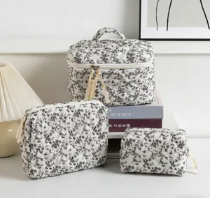 Dreiteiliges wattiertes Baumwoll-Kosmetiktaschen-Set mit Blumenmuster